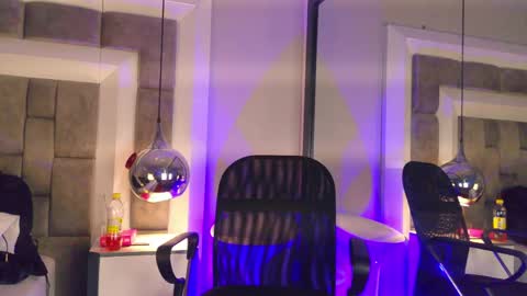 austinreeds online show from April 20, 6:10 pm