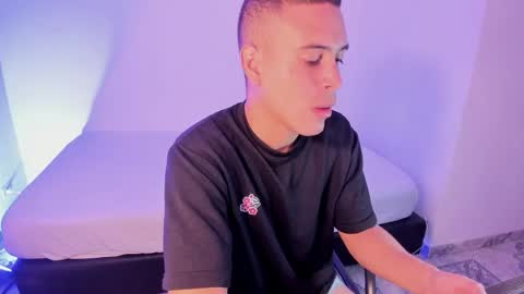 axel__fierro online show from April 19, 8:00 pm