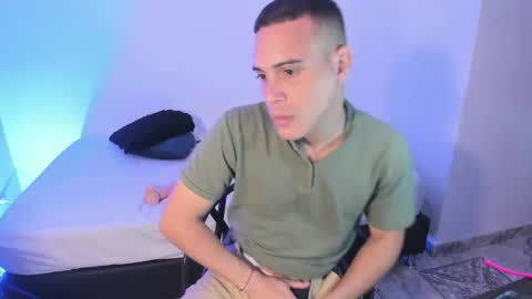 axel__fierro online show from April 18, 8:20 pm