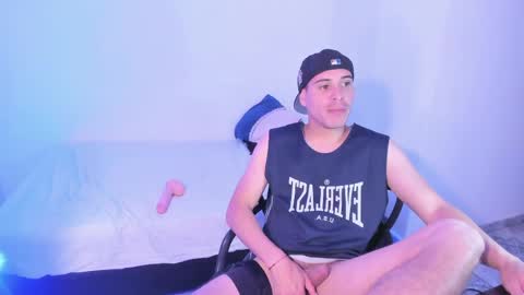 axel__fierro online show from April 25, 8:39 pm