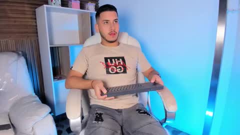 Snapshot of axel_grey_ chatting on September 19, 12:27 pm axel_grey_ online show from September 19, 12:27 pm