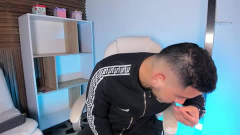 Snapshot of axel_grey_ chatting on September 18, 12:18 pm axel_grey_ online show from September 18, 12:18 pm