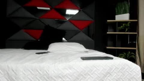 axel_hendrick online show from April 28, 2:00 pm