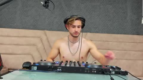 Axel  online show from April 16, 8:09 pm