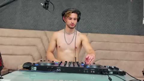 Axel  online show from June 17, 1:35 pm