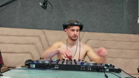 Axel  online show from April 25, 1:41 pm