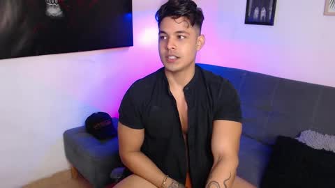 Snapshot of axell_dior chatting on October 30, 10:27 am axell online show from October 30, 10:27 am