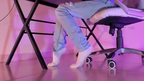 Snapshot of axellcollins chatting on September 30, 5:13 am im your little femboy ALEX online show from September 30, 5:13 am