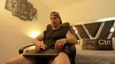 axelmartinezz online show from May 4, 8:43 pm