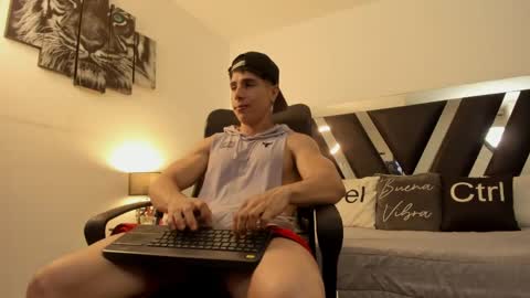 axelmartinezz online show from April 23, 9:39 pm