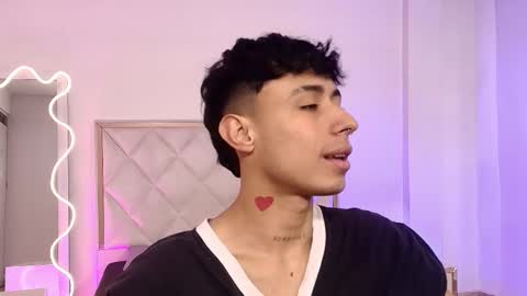 aziel_tay online show from October 6, 3:49 pm