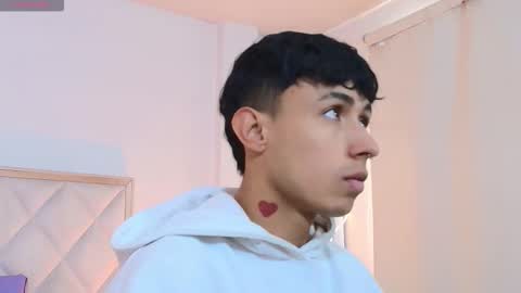 aziel_tay online show from October 15, 11:40 am