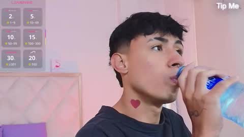 aziel_tay online show from October 20, 11:36 am