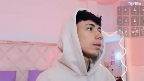 aziel_tay online show from October 28, 11:34 am