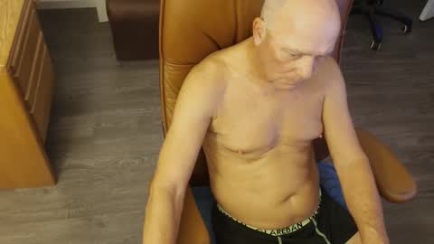 Snapshot of azmichael5 chatting on October 10, 12:43 pm Mike online show from October 10, 12:43 pm