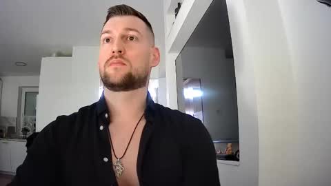 Snapshot of b_marco_ chatting on February 19, 12:44 pm b_marco_ online show from February 19, 12:44 pm