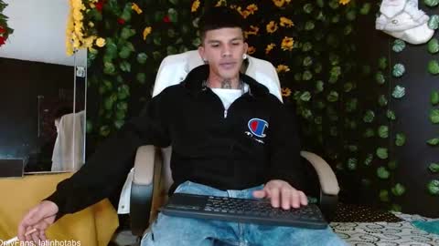 Snapshot of baby_gio chatting on December 19, 9:17 pm OF GxoXabs online show from December 19, 9:17 pm