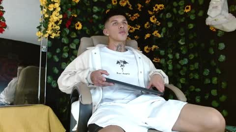 Snapshot of baby_gio chatting on December 15, 2:08 am OF GxoXabs online show from December 15, 2:08 am