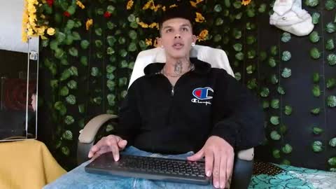 Snapshot of baby_gio chatting on December 18, 8:14 pm OF GxoXabs online show from December 18, 8:14 pm
