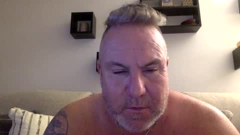 Snapshot of banana5289 chatting on December 10, 2:02 am banana5289 online show from December 10, 2:02 am