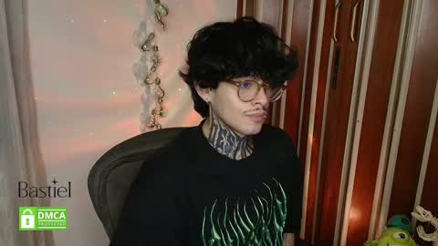 Snapshot of bastiel_ chatting on October 9, 3:11 am Bastiel online show from October 9, 3:11 am