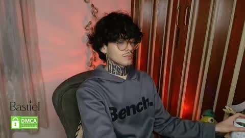 Snapshot of bastiel_ chatting on October 8, 3:11 am Bastiel online show from October 8, 3:11 am