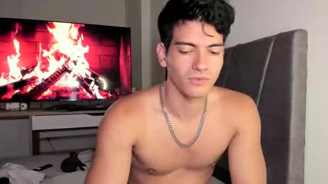 Snapshot of bbbeachboy chatting on October 13, 12:27 am Valentino online show from October 13, 12:27 am