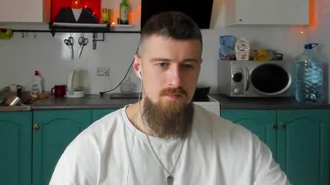 Snapshot of bearded_legend chatting on December 11, 9:33 pm Zeus online show from December 11, 9:33 pm
