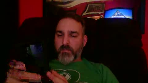 Snapshot of beardedambition chatting on October 1, 12:47 am beardedambition online show from October 1, 12:47 am