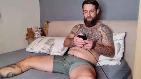 Snapshot of beardedtattedguy chatting on September 28, 1:20 pm beardedtattedguy online show from September 28, 1:20 pm