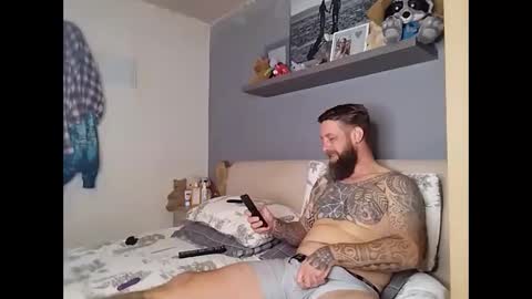 Snapshot of beardedtattedguy chatting on September 17, 8:26 am beardedtattedguy online show from September 17, 8:26 am