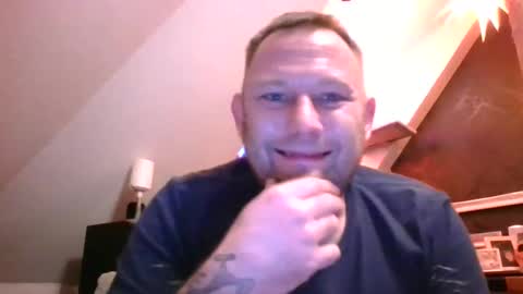 Snapshot of benizio_ chatting on December 4, 3:21 pm benizio online show from December 4, 3:21 pm