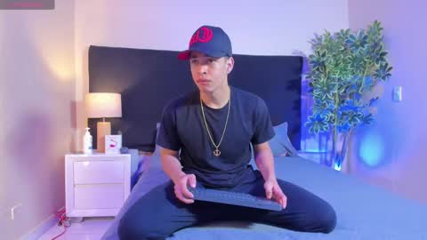 Snapshot of benjamin_more chatting on February 24, 1:35 am BENJAMIN online show from February 24, 1:35 am