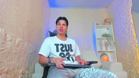 Snapshot of benjamin_more chatting on January 29, 1:16 am BENJAMIN online show from January 29, 1:16 am