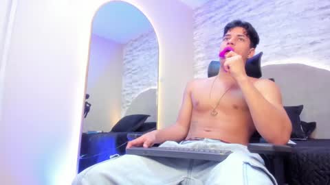 Snapshot of benjamin_more chatting on December 17, 3:39 pm BENJAMIN online show from December 17, 3:39 pm