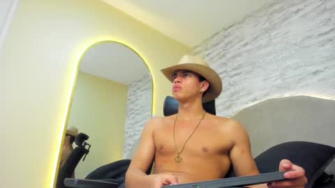 Snapshot of benjamin_more chatting on December 26, 9:37 pm BENJAMIN online show from December 26, 9:37 pm