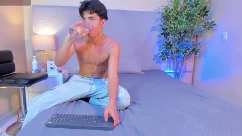 Snapshot of benjamin_more chatting on February 6, 12:43 am BENJAMIN online show from February 6, 12:43 am