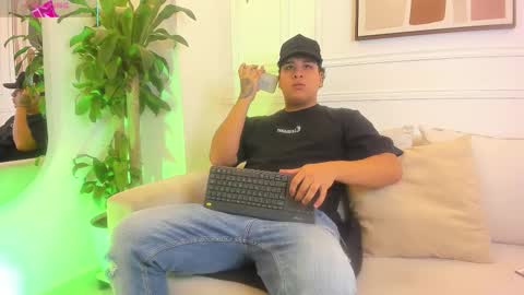 Snapshot of bennett_alejoo chatting on September 25, 6:40 pm bennett_alejoo online show from September 25, 6:40 pm