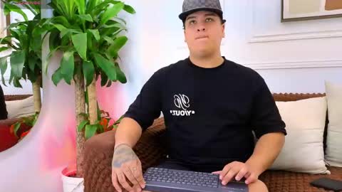bennett_alejoo online show from May 2, 9:39 pm