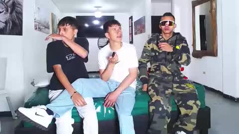 Snapshot of benz_boys chatting on October 2, 12:09 pm benz boys online show from October 2, 12:09 pm