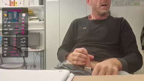 Snapshot of bi_french69 chatting on October 7, 3:05 pm My name is David and if you like public exhibitions you wont be disappointed with me LoL - My favorite vibes is 44 online show from October 7, 3:05 pm