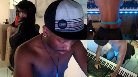 Snapshot of bicepsandfrot chatting on March 9, 11:14 am BicepsandFrot online show from March 9, 11:14 am