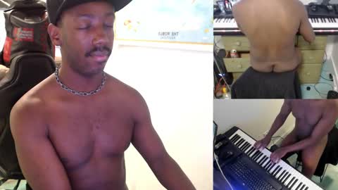 Snapshot of bicepsandfrot chatting on March 10, 12:38 pm BicepsandFrot online show from March 10, 12:38 pm