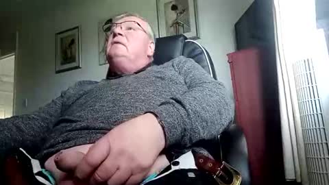 billlllllyb online show from April 2, 12:46 pm