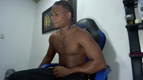 Snapshot of black_dicck chatting on February 19, 6:00 pm tu morenito online show from February 19, 6:00 pm