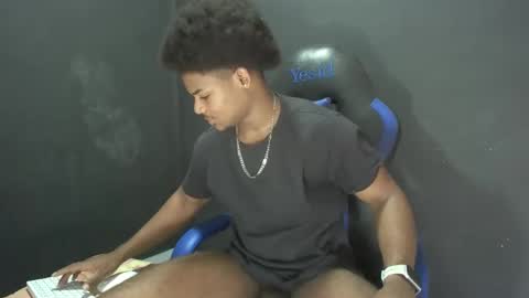 Snapshot of black_dicck chatting on October 28, 5:37 pm tu morenito online show from October 28, 5:37 pm