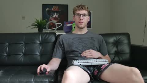 Snapshot of blueeyedtallguy chatting on September 21, 7:14 pm blueeyedtallguy online show from September 21, 7:14 pm