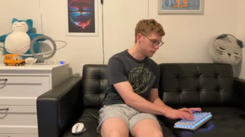 Snapshot of blueeyedtallguy chatting on December 31, 1:57 am blueeyedtallguy online show from December 31, 1:57 am