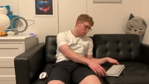 Snapshot of blueeyedtallguy chatting on December 19, 5:07 am blueeyedtallguy online show from December 19, 5:07 am