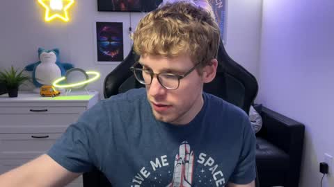 Snapshot of blueeyedtallguy chatting on December 4, 9:24 pm blueeyedtallguy online show from December 4, 9:24 pm